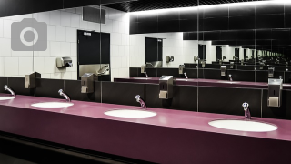 Rollstuhlgerechte öffentliche Toilette